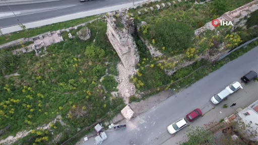 Fatih’te deprem esnasında sur duvarından dev parça düştü