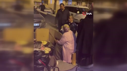 Esenler’de yürekleri ısıtan kare: Kadınlar depremin ardından dışarıda kalanlara gözleme yaptı