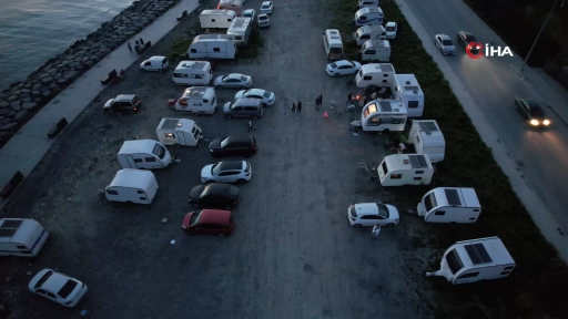 İstanbul’da deprem sonrası vatandaşlar karavanda ve parklarda geceliyor