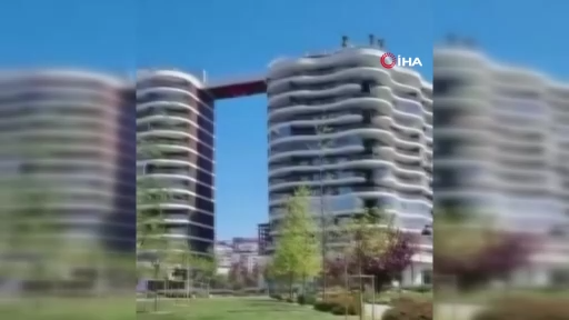Deprem esnasında sitenin üst katındaki havuz suyu taştı