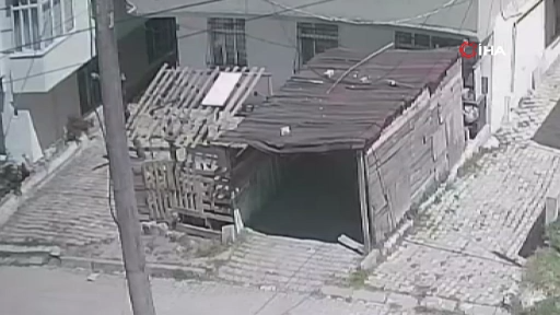 Deprem esnasında evinden garajın üzerine atladı