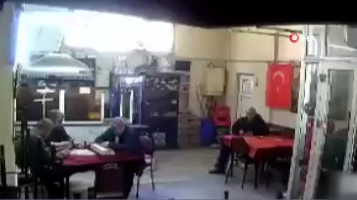 Ataşehir’de kıraathanede deprem paniği kamerada