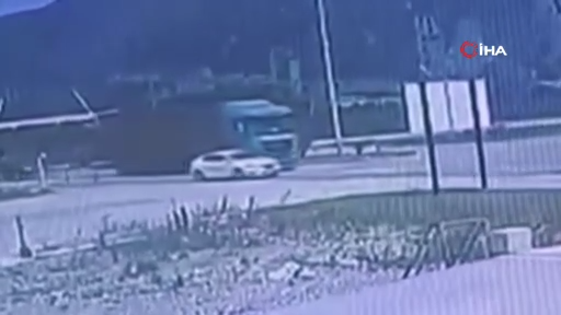 Tırın çarptığı otomobil metrelerce sürüklendi