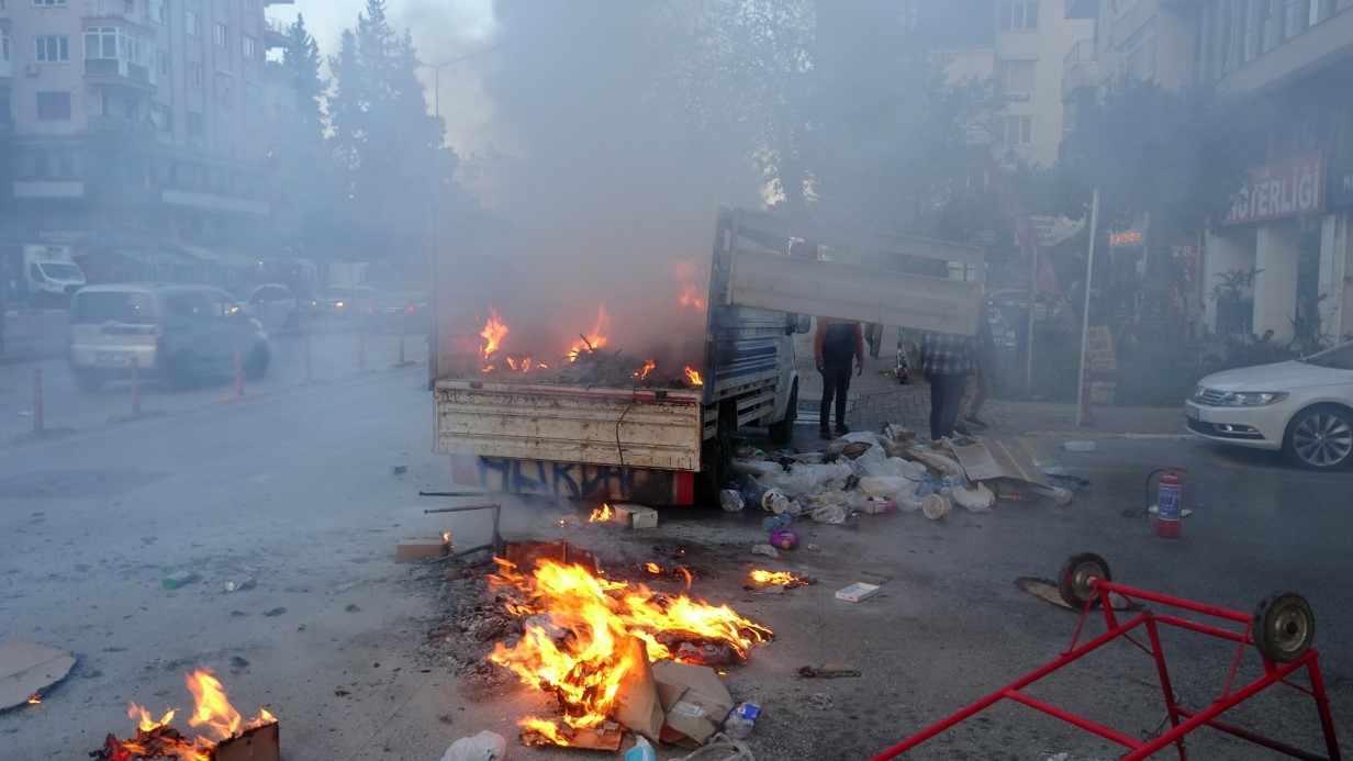 Seyir halindeki kamyonet, alev alev yandı