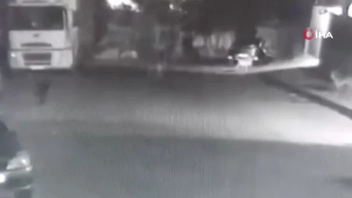 Başıboş köpekler sokakta yürüyen adama saldırdı