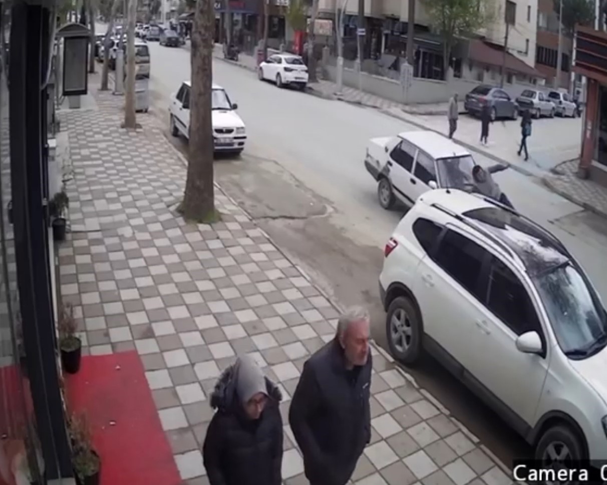 Yayaya otomobilin çarpma anı kameraya yansıdı