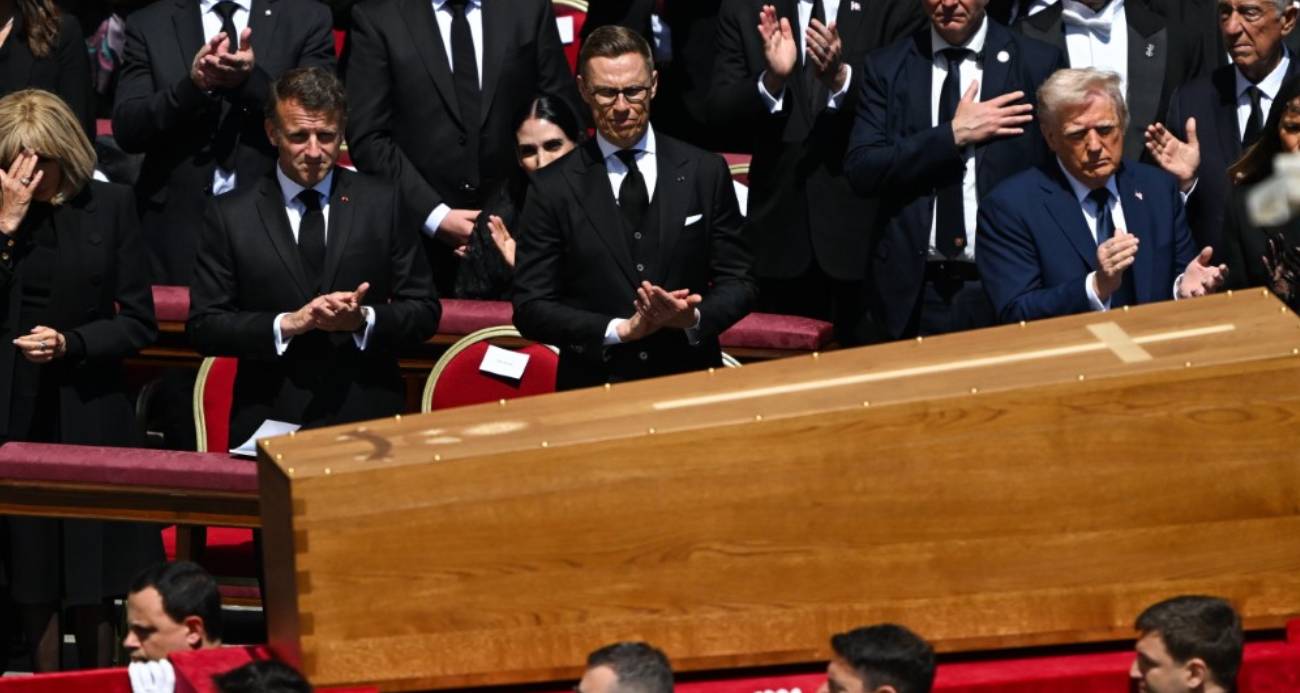 Papa Franciscus, yüzbinlerce kişi tarafından son yolculuğuna uğurlandı