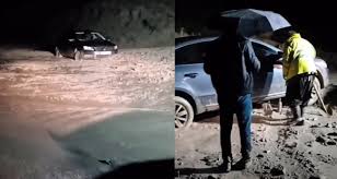 Sel sularında mahsur kaldı