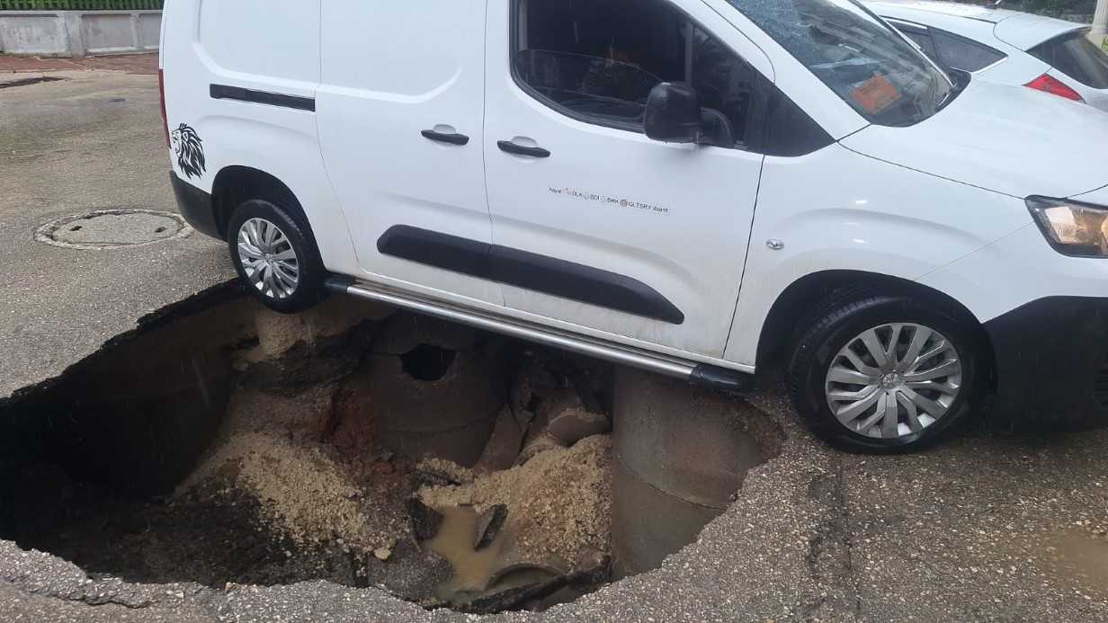Adana’da yol çöktü: Araç sürücüsü felaketten kıl payı kurtuldu
