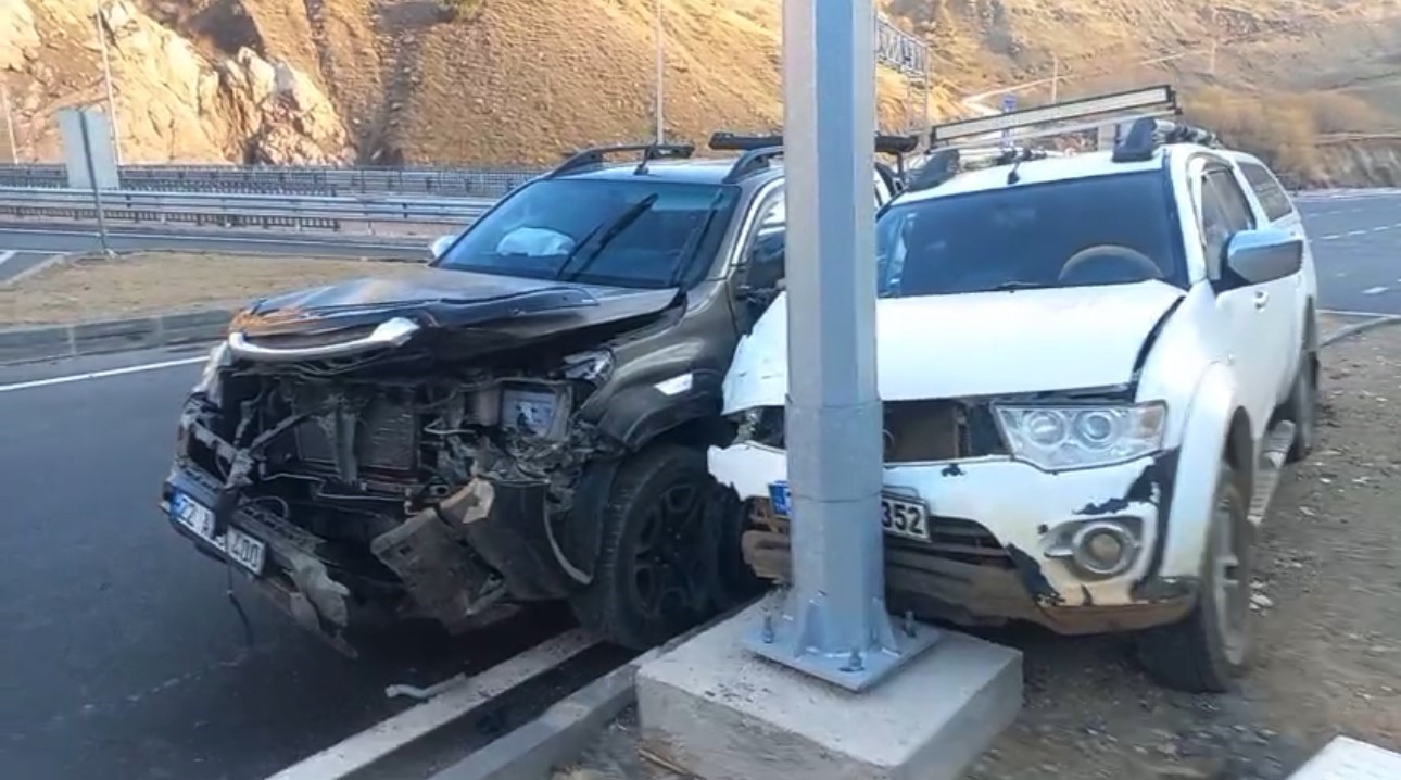 Yüksekova-Van karayolunda kaza: 3 yaralı