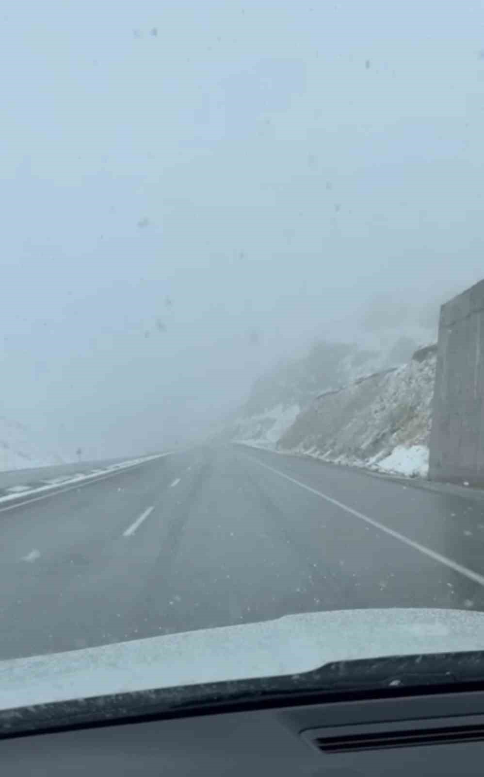 Yüksekova-Van karayolunda yoğun kar yağışı