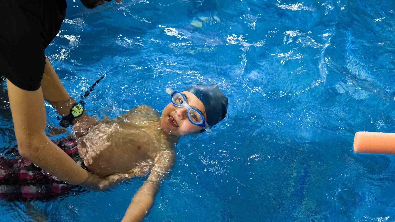 Yüzme ile hayata tutunuyorlar