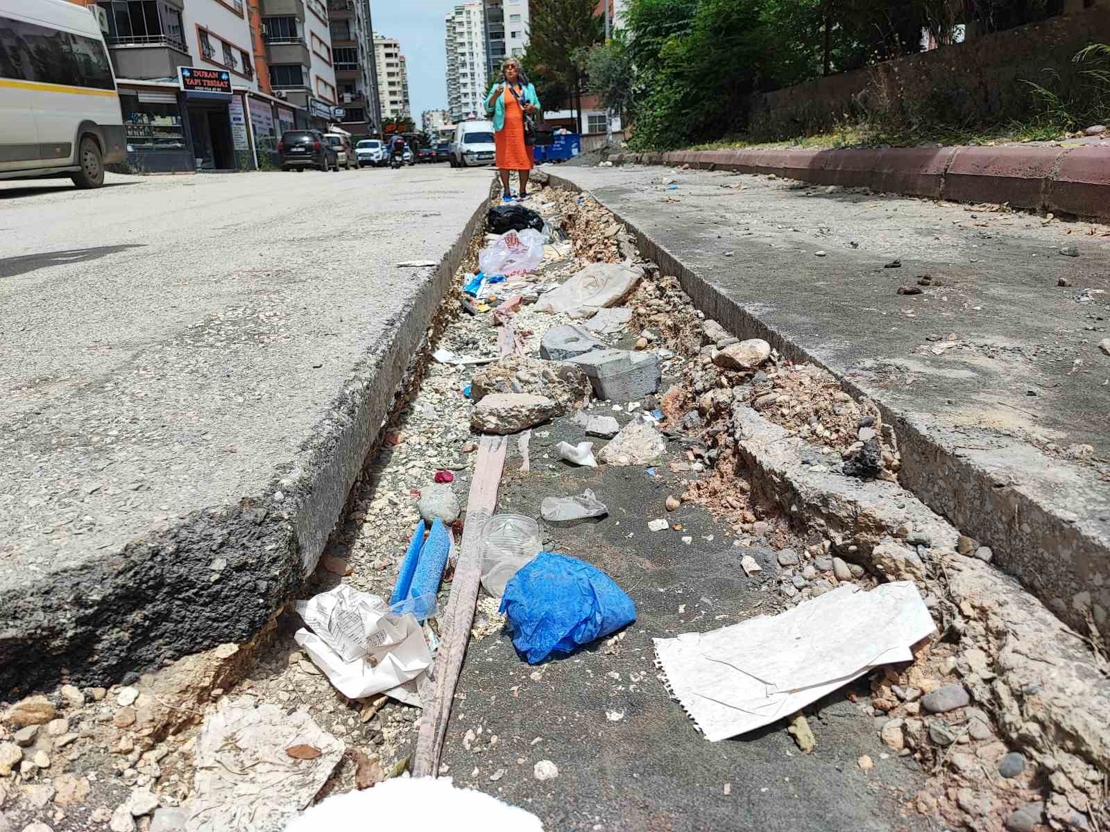 Seyhan Belediyesi yolu yapmadı, vatandaşla muhtar karşı karşıya geldi