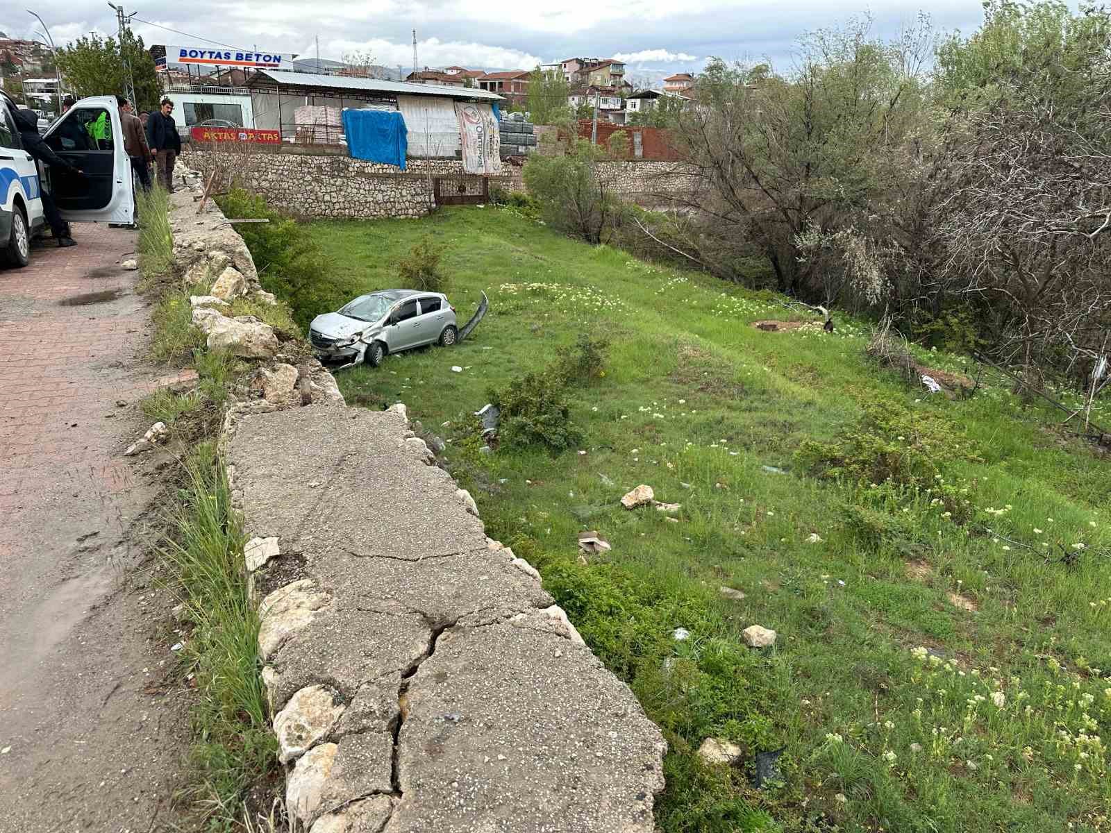 İstinat duvarına çarpan araç bahçeye uçtu: 2 yaralı