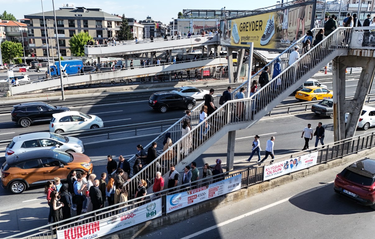 Özel Halk Otobüsleri kontak kapattı: Metrobüslerde yaşanan yoğunluk böyle görüntülendi