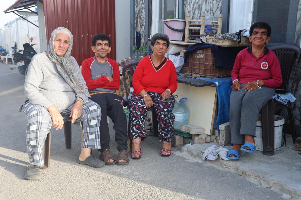 ’Yüreğim yanıyor’ diyerek burukluğunu anlatan fedakar anne, 3 engelli çocuğuna yıllardır gözü gibi bakıyor