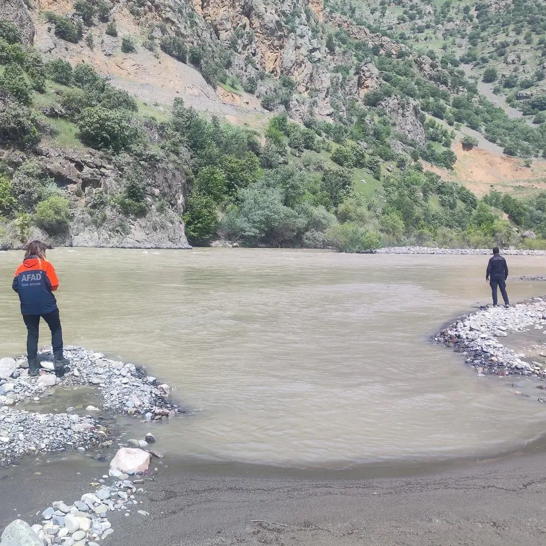 165 Kişilik Ekip Seferber Oldu! Hakkari’de Kayıp Kadın İçin Zamanla Yarış