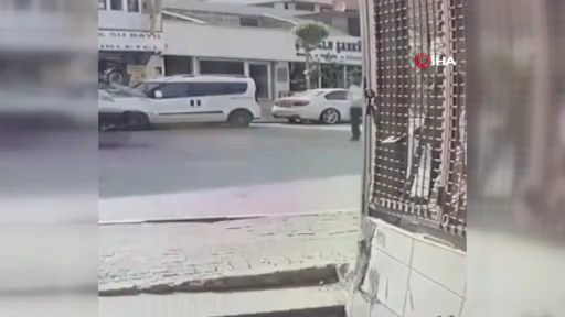 Başakşehir’de müşteri kılığında markete girdi, 4 koli kahve çaldı.