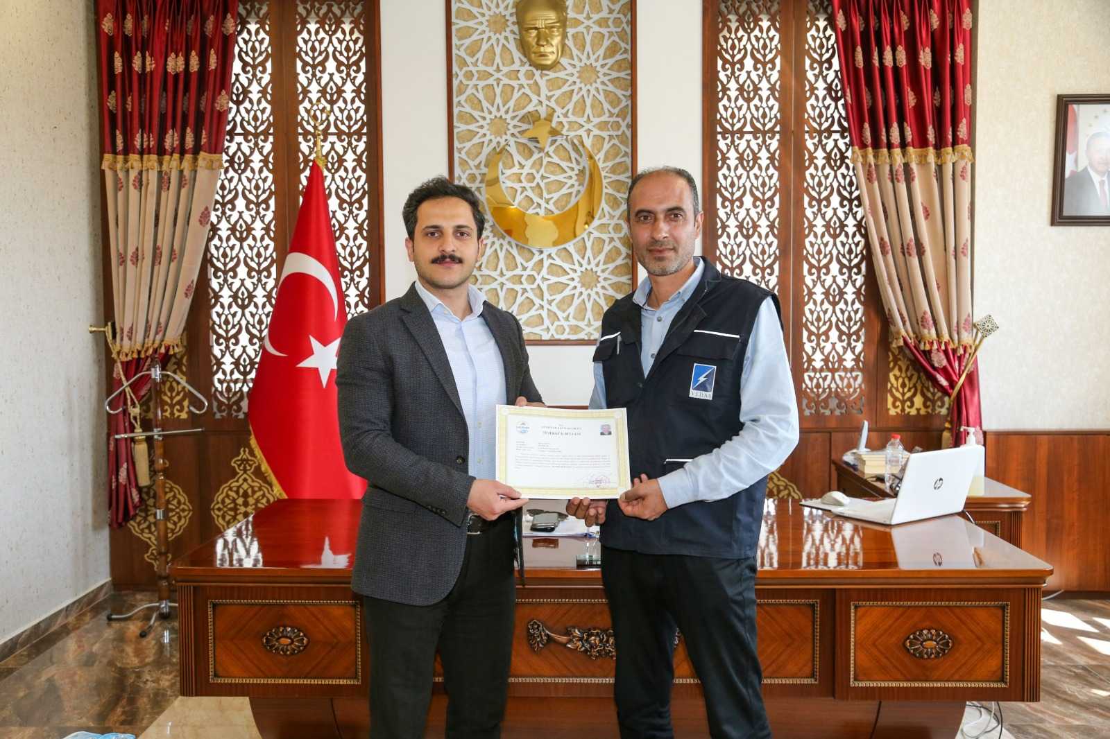 Gürpınar’da Enerji Arzını Sağlayan VEDAŞ Ekibine Teşekkür Belgesi