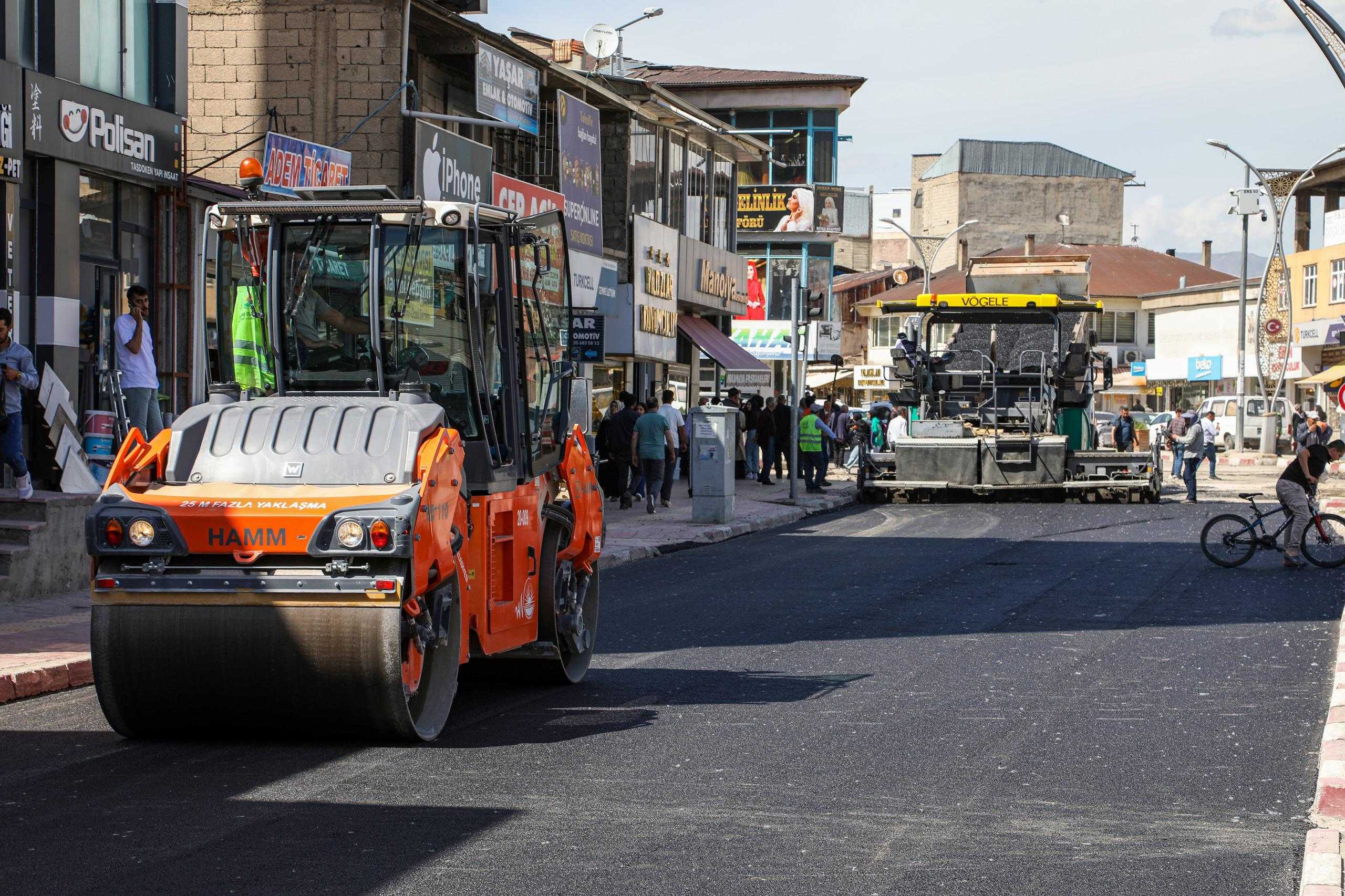 Van’da yılın ilk asfalt serimi başladı