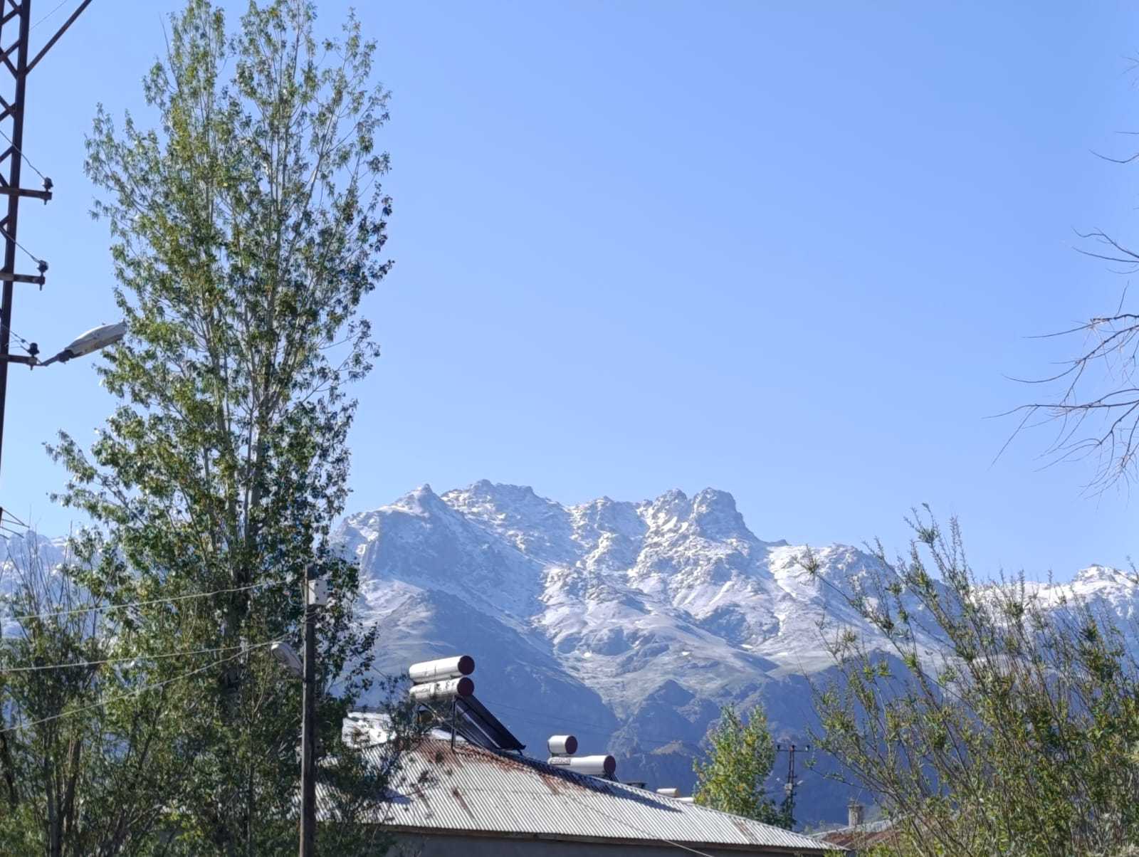 Van’da Mayıs Ortasında Kar Yağışı Sürprizi: Vatandaş Şaşkın