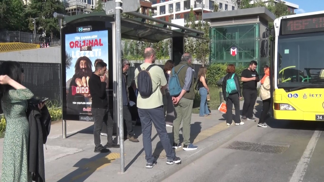 İBB’den alacaklarını tahsil edemeyen özel halk otobüsleri kontak kapama eylemi gerçekleştirdi