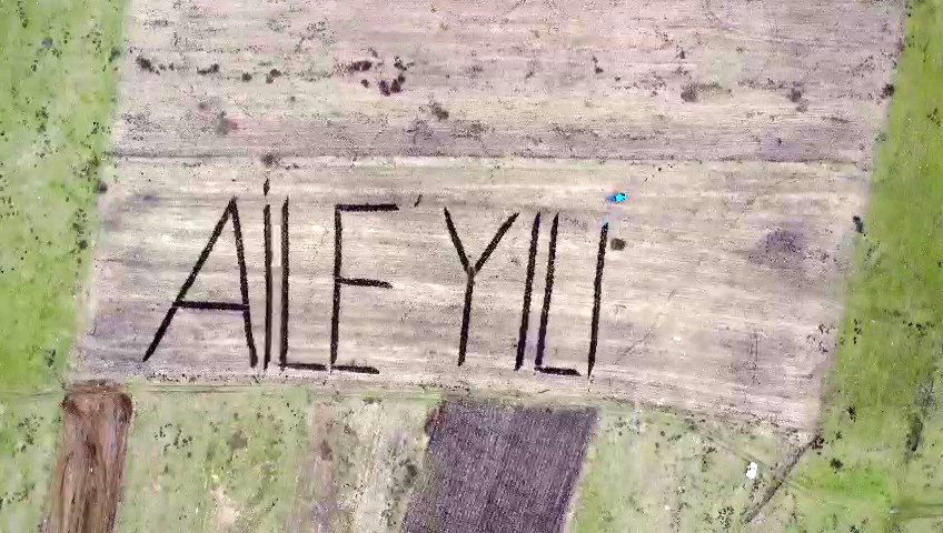 Traktörüyle “Aile Yılı” yazdı