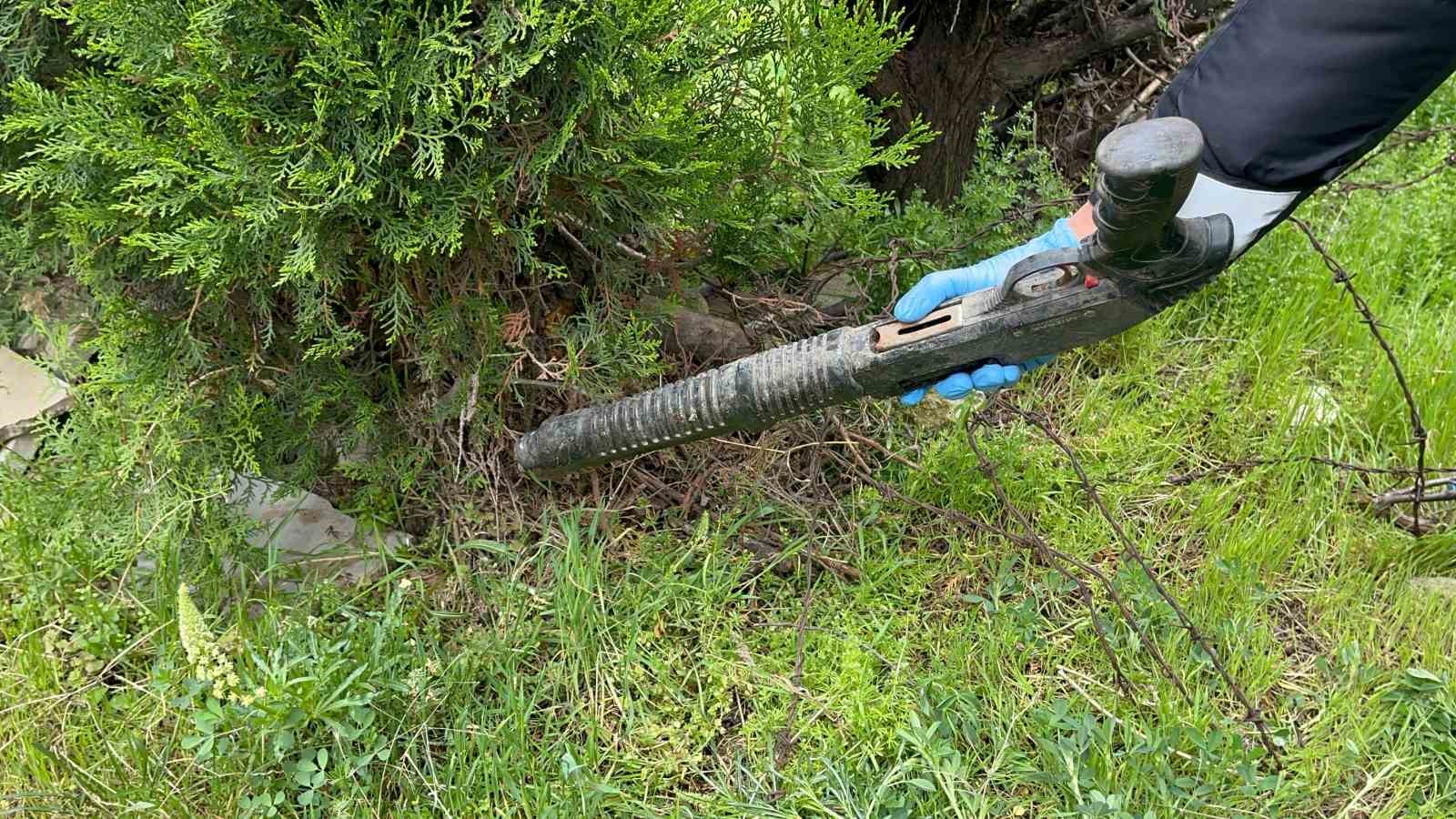 Çalılar budanınca ortaya çıktı, polis muhafaza altına aldı
