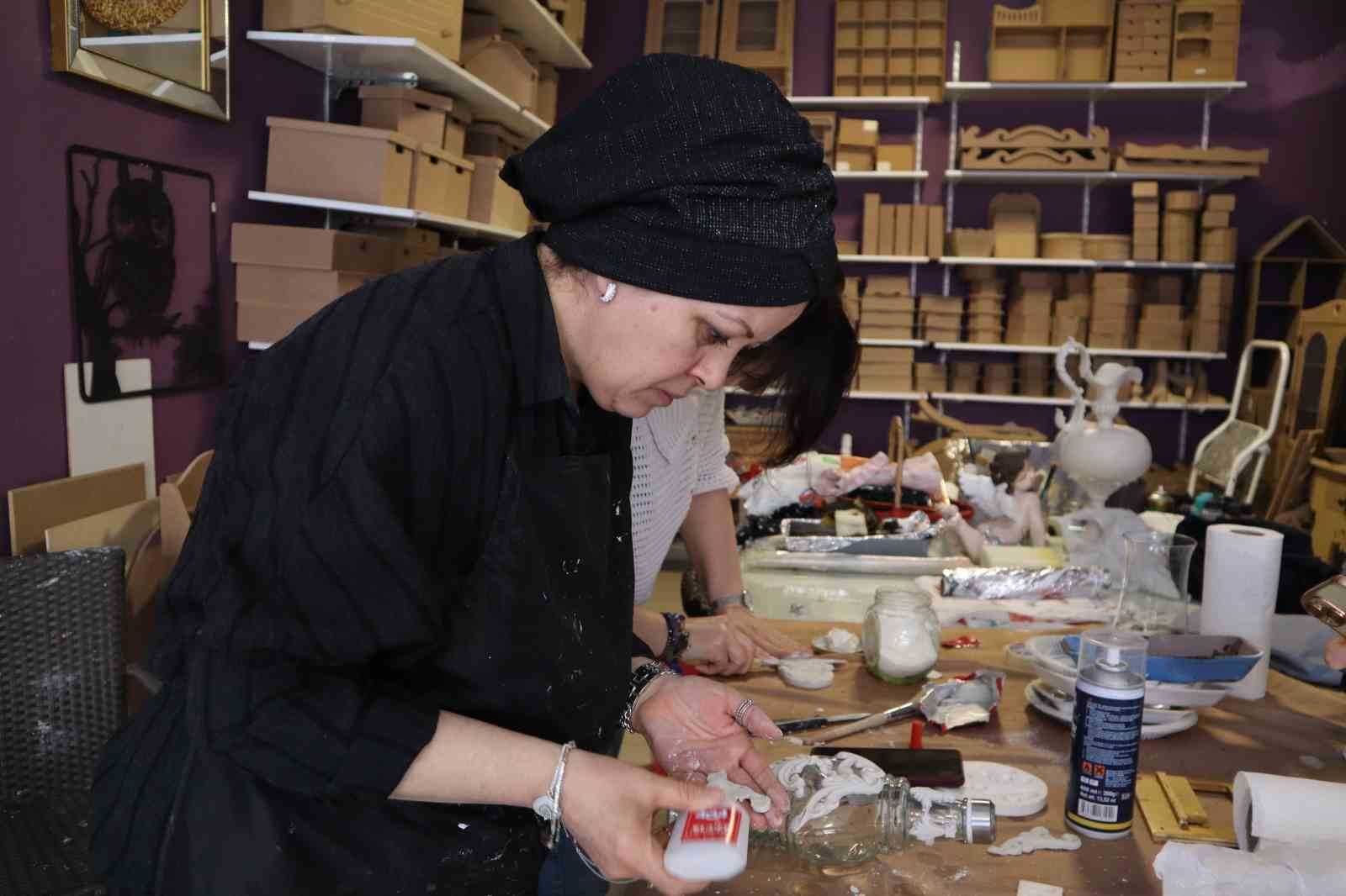 Evdeki Eski Mobilyalarla Harika Bir İş Fırsatına Dönüştüler!