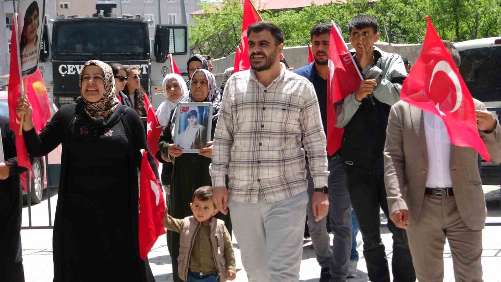 Van’da ailelerin evlat nöbeti sürüyor