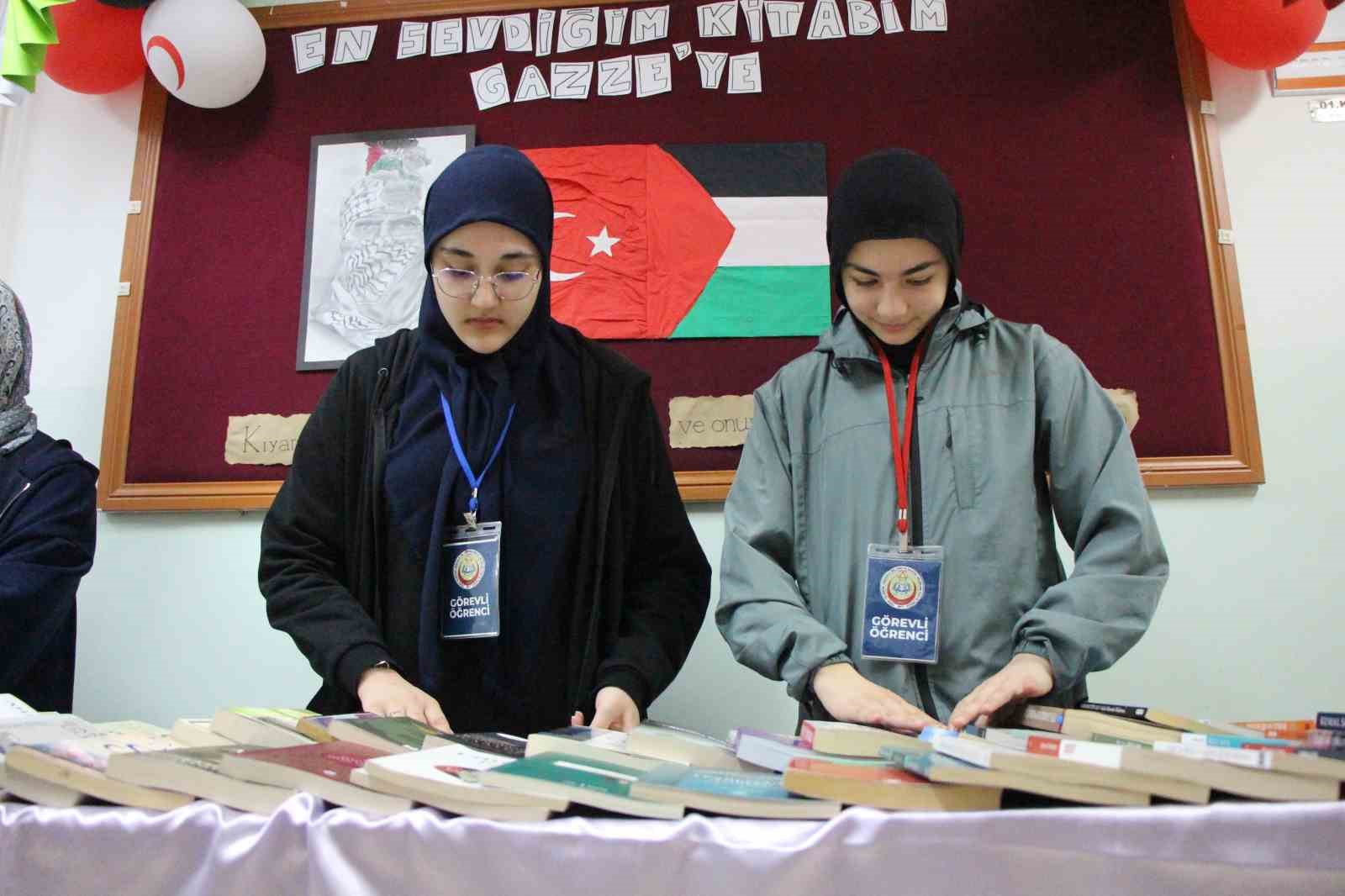 Öğrenciler, Gazze’deki Çocuklar ve Annelerine Destek İçin Kitap Satışı Yaptı