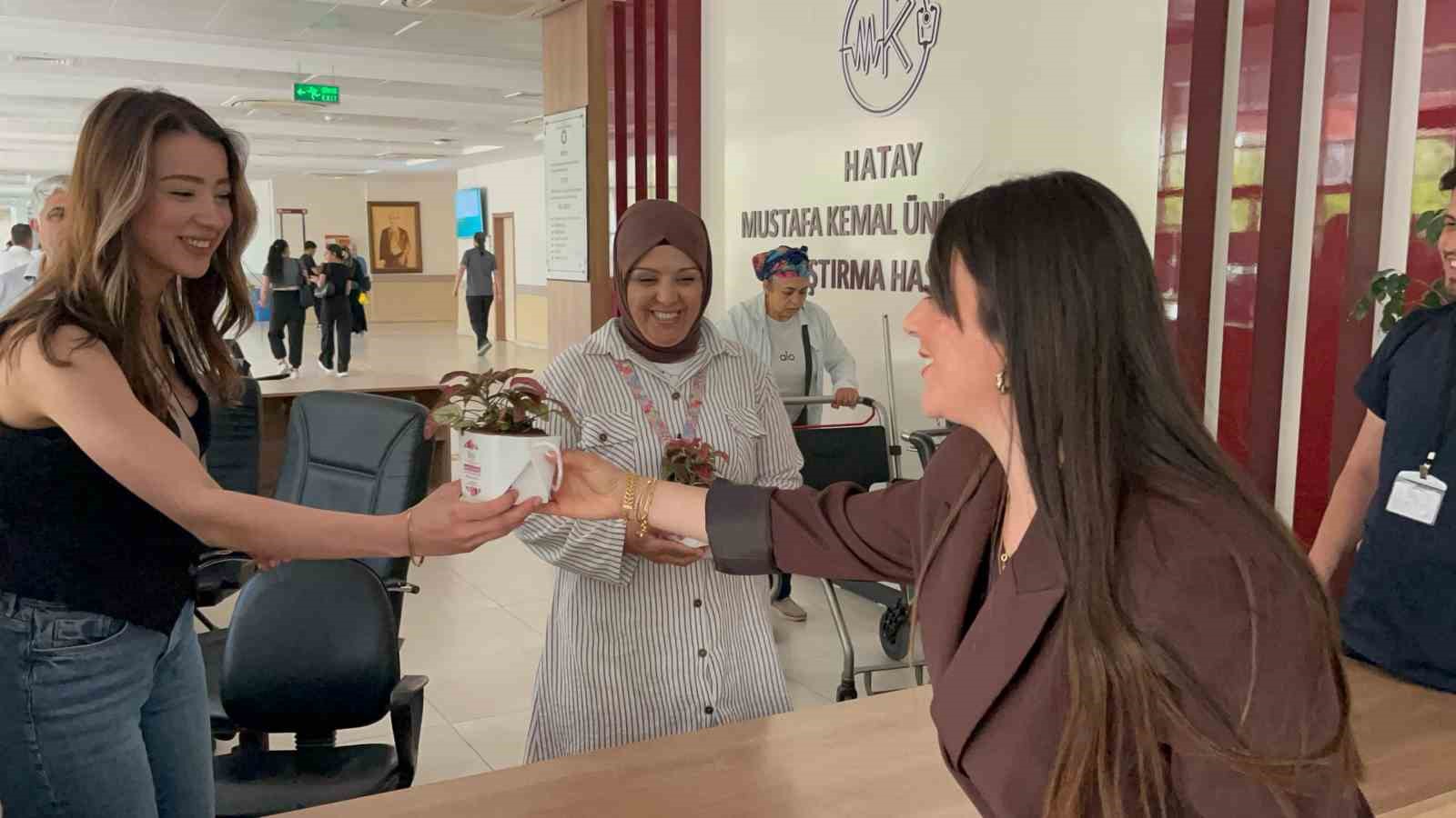 Depremzede kadınların Anneler Günü, hediye çeki ve çiçeklerle kutlandı