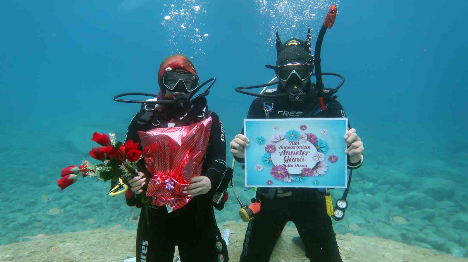 Deniz altında Anneler Günü kutlaması