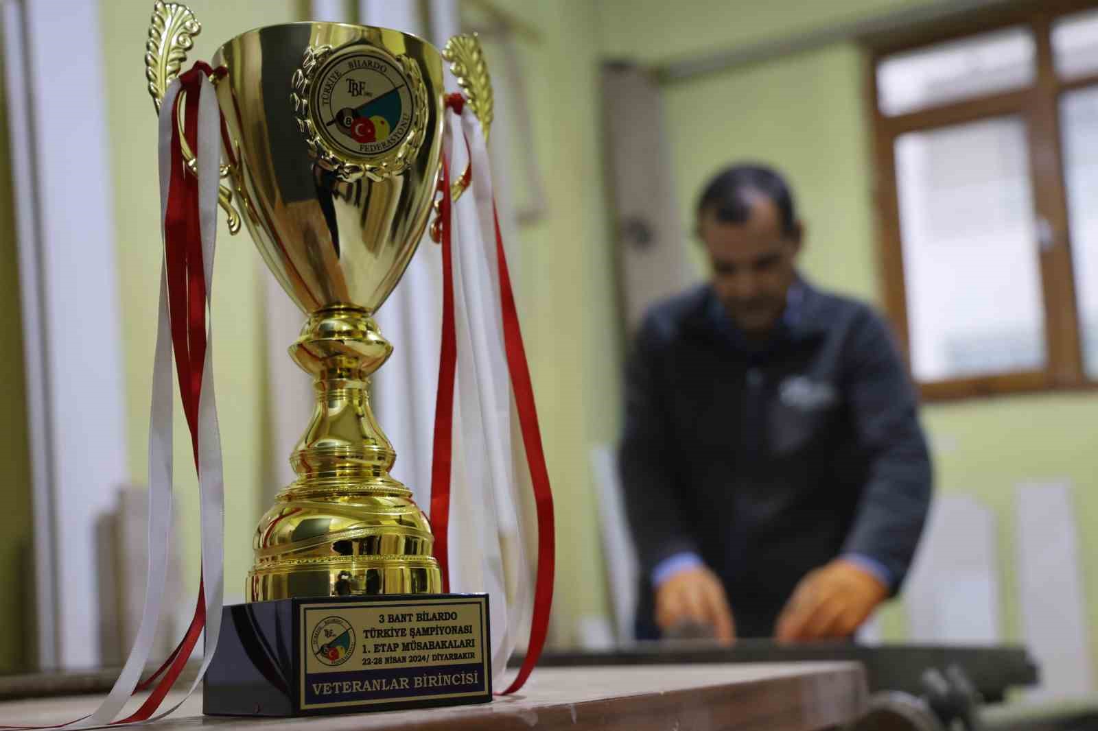 Türkiye Bilardo Şampiyonu mesleğiyle dikkat çekiyor