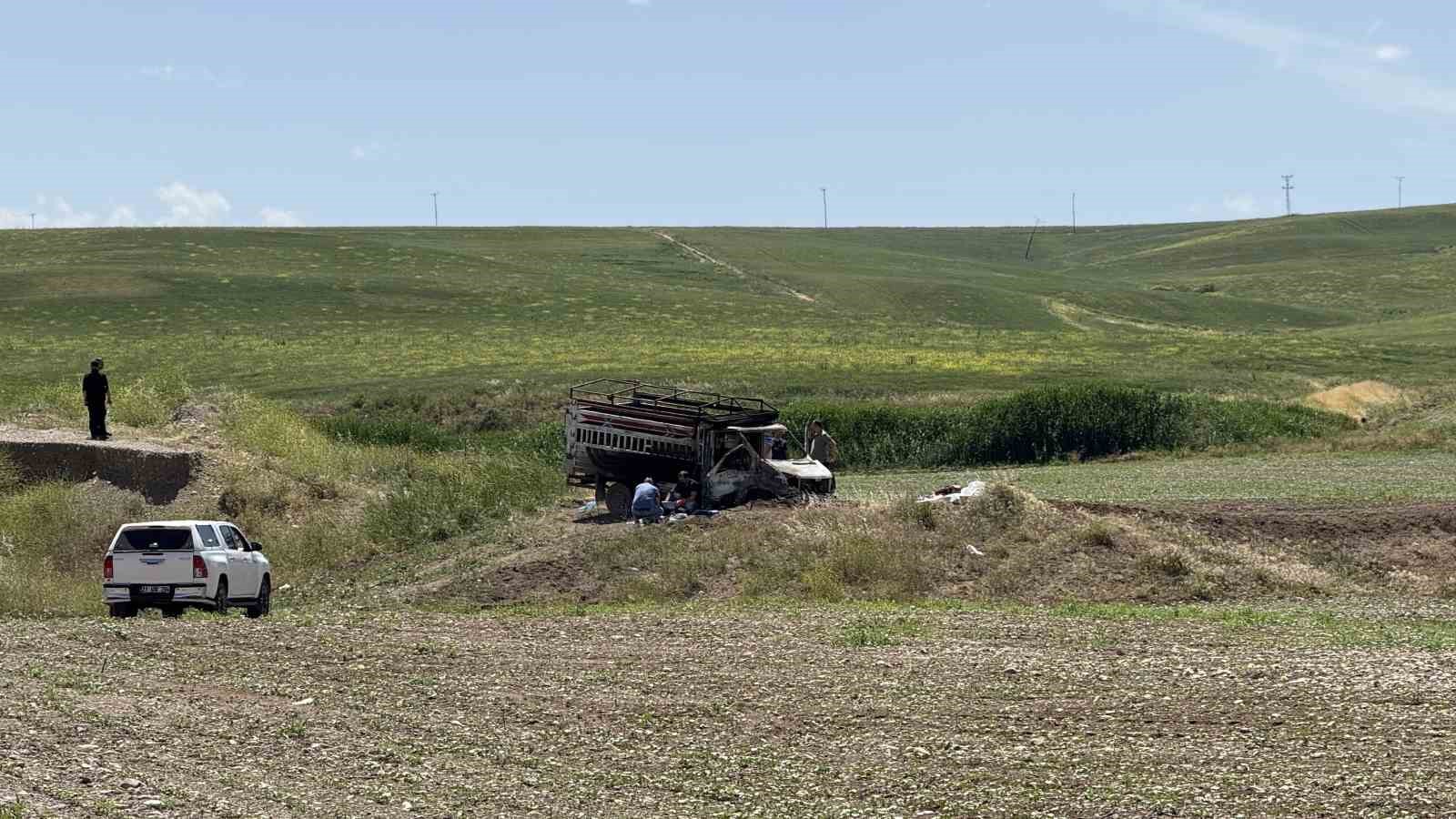 Baba oğul kamyonetle yanmış halde bulundu