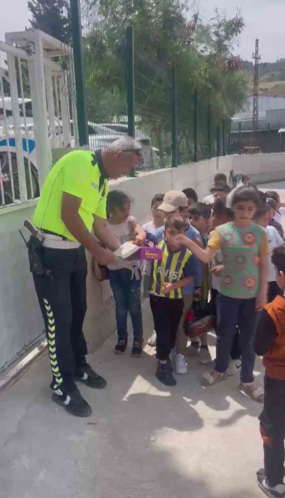 Polislerden Miniklere Tatlı Sürpriz! O Anlar Yürekleri Isıttı