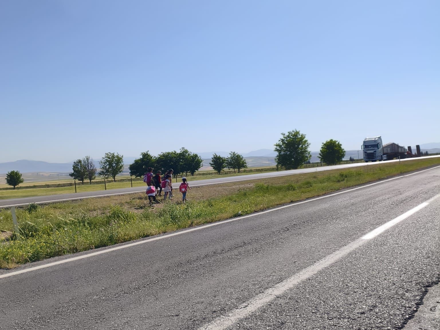 Bu Yol Okula Değil, Tehlikeye Gidiyor!