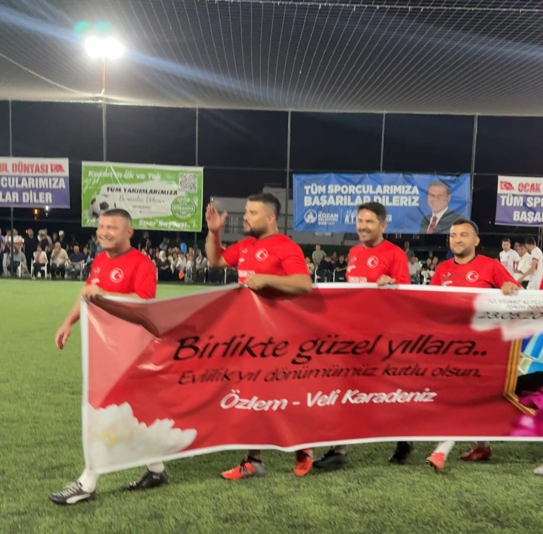 Öğretmen 10. evlilik yıl dönümünü sahada kutladı