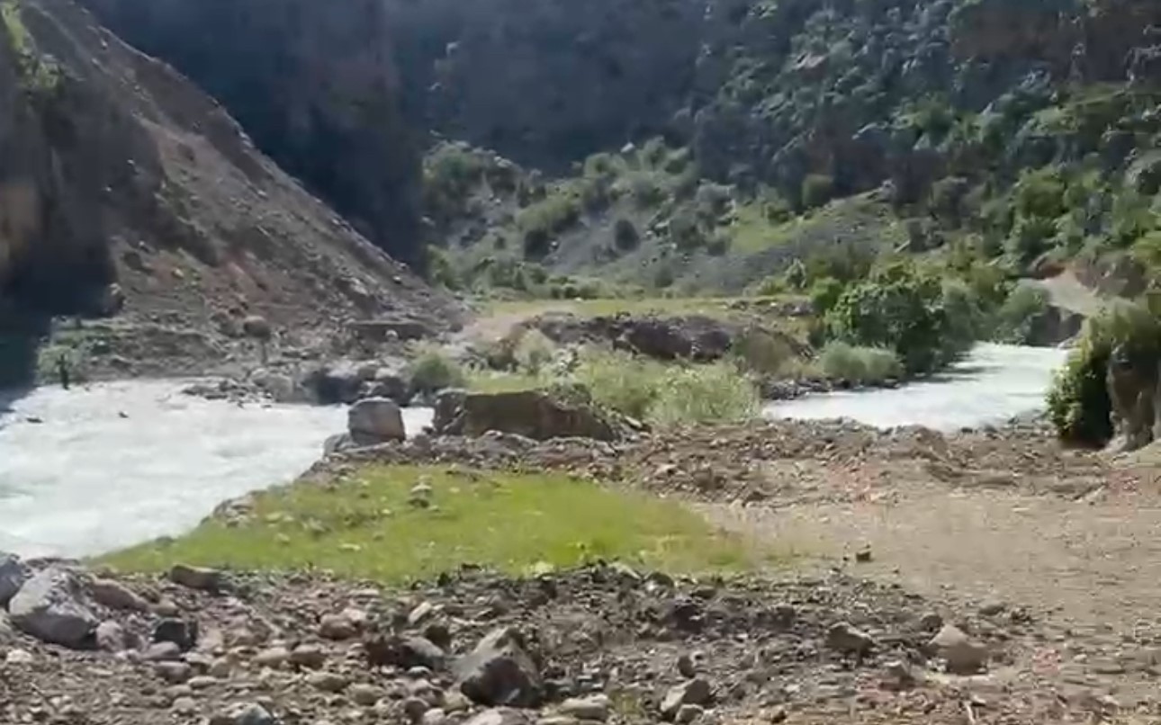Yüksekova Dağlıca köyünde bir genç derede akıntıya kapıldı: Arama çalışmaları devam ediyor