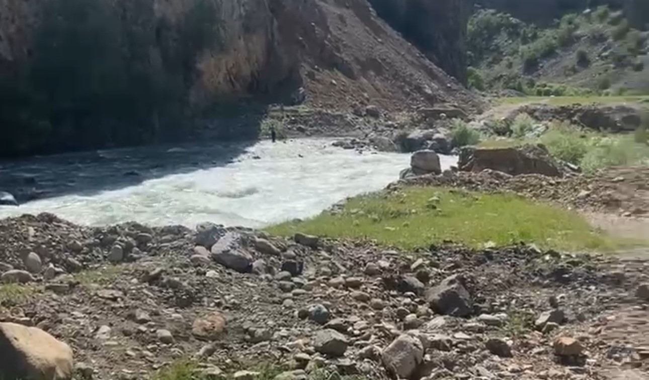 Yüksekova Dağlıca köyünde bir genç derede akıntıya kapıldı: Arama çalışmaları devam ediyor