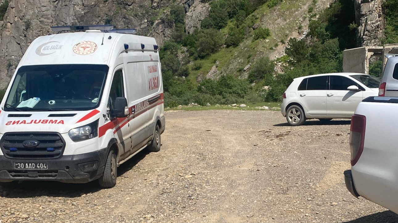 Yüksekova Dağlıca köyünde bir genç derede akıntıya kapıldı: Arama çalışmaları devam ediyor