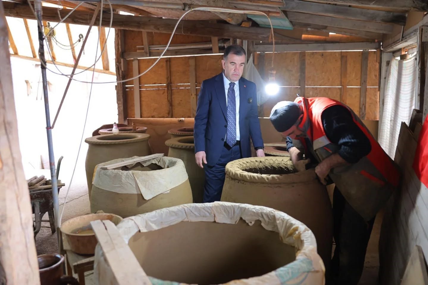 Bayburt’un tek tandır ustası Vali Eldivan’ın da dikkatini çekti