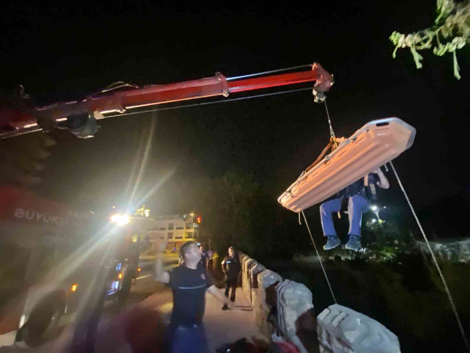 Köprüden beton zemine düştü, vinçle kurtarıldı