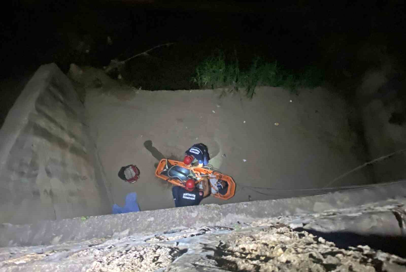 Köprüden beton zemine düştü, vinçle kurtarıldı