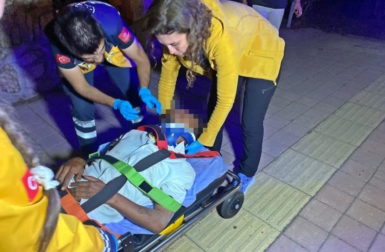 Köprüden beton zemine düştü, vinçle kurtarıldı