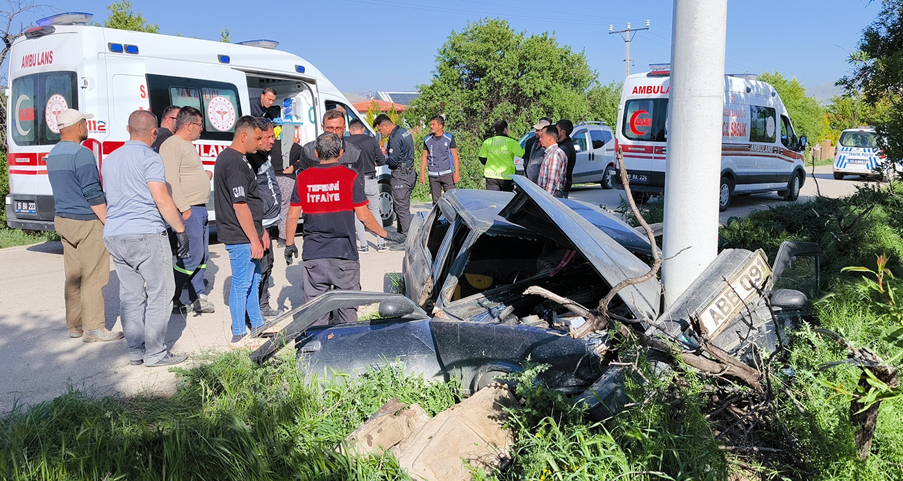 Elektrik direğine çarpan Tofaş hurdaya döndü