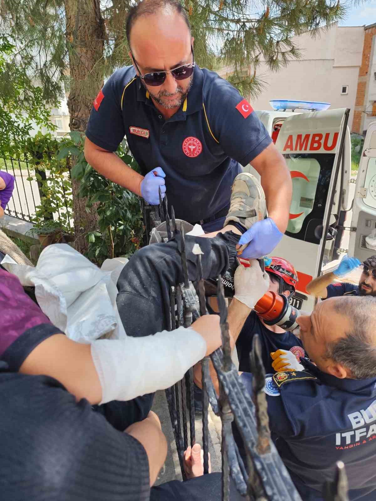 Bahçe duvarından atlarken bacağı demire saplanan çocuğu itfaiye kurtardı