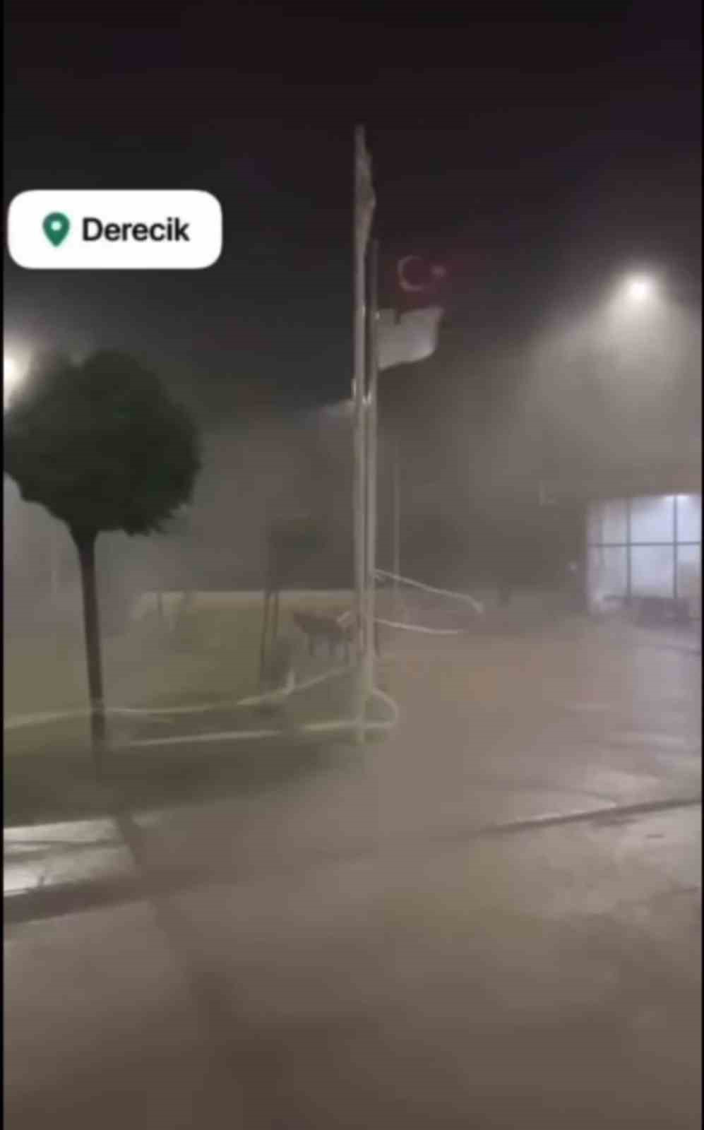 Derecik’te şiddetli fırtına önüne ne aldıysa götürdü... O anlar kamerada