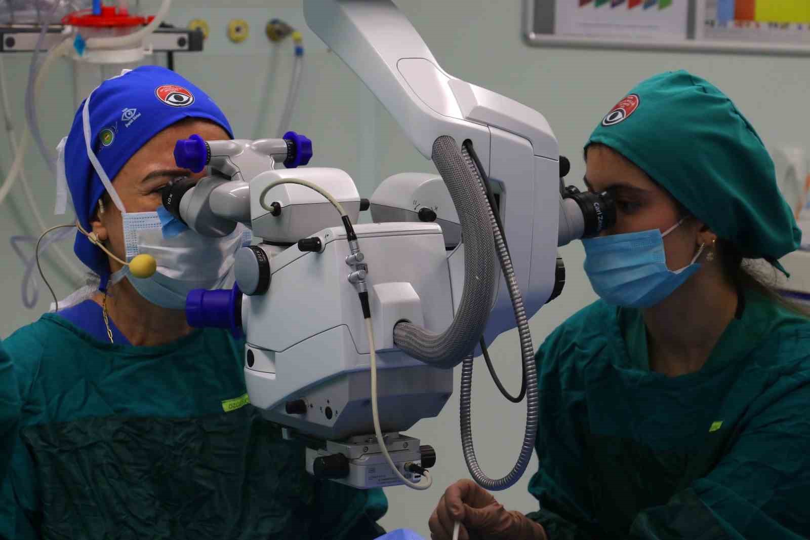 70 hastanın göz ameliyatı 42 ülkede canlı yayınlanacak