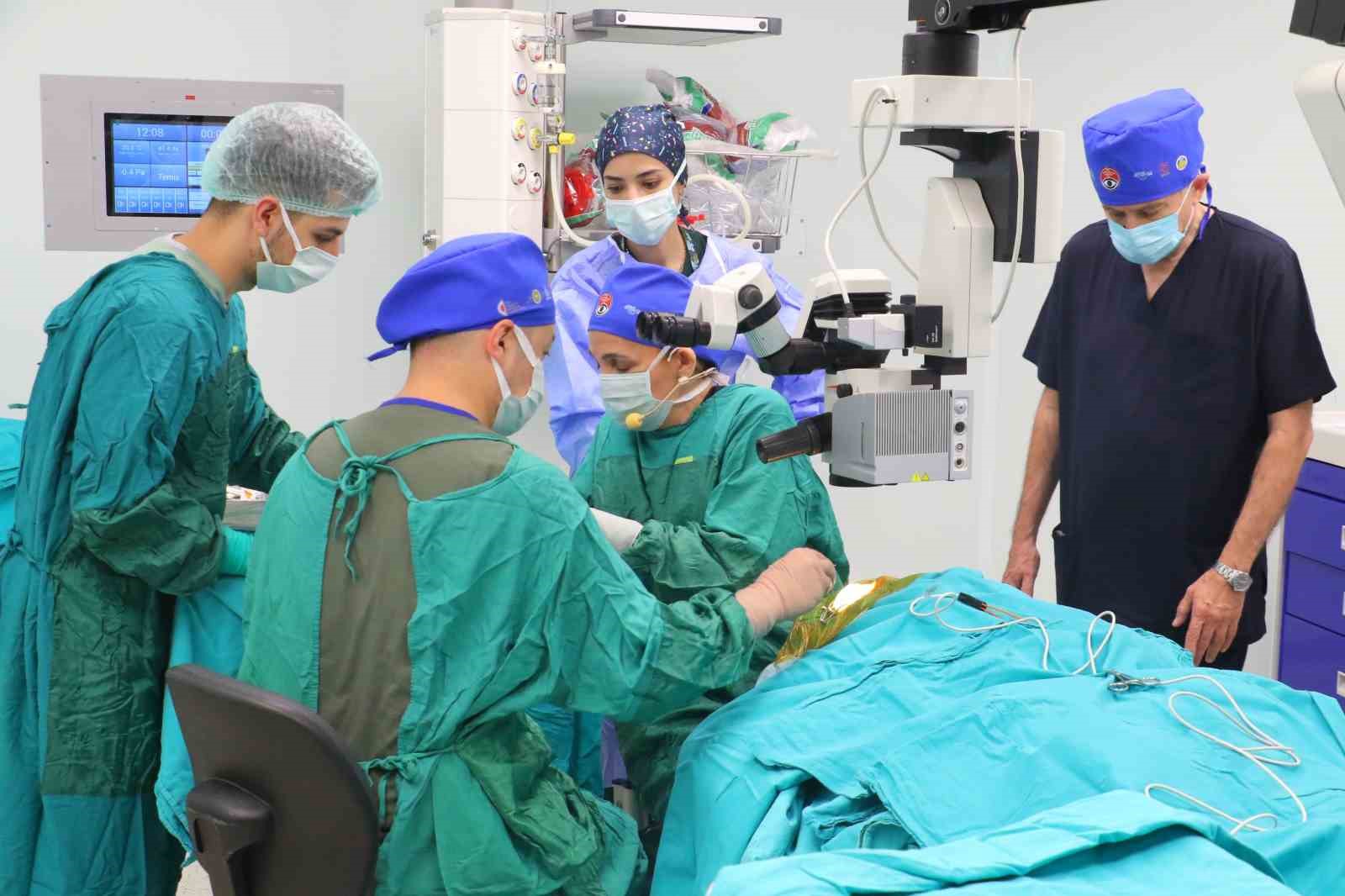70 hastanın göz ameliyatı 42 ülkede canlı yayınlanacak